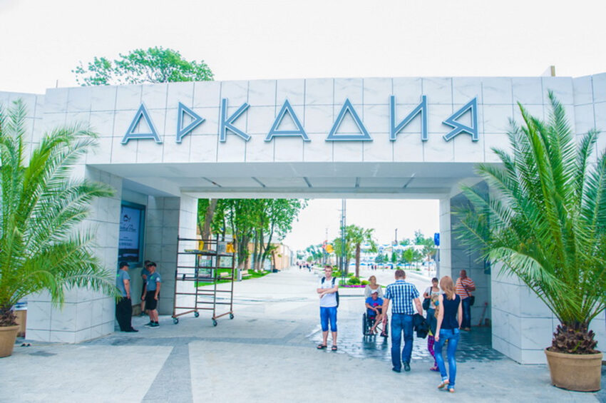 Вход в Аркадию в Одессе с пальмами Аркадия в Одессе — вход в прибережную зону